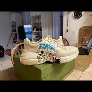 Im selling this Gucci Shoes that I only wore 3 times since I bought it last year